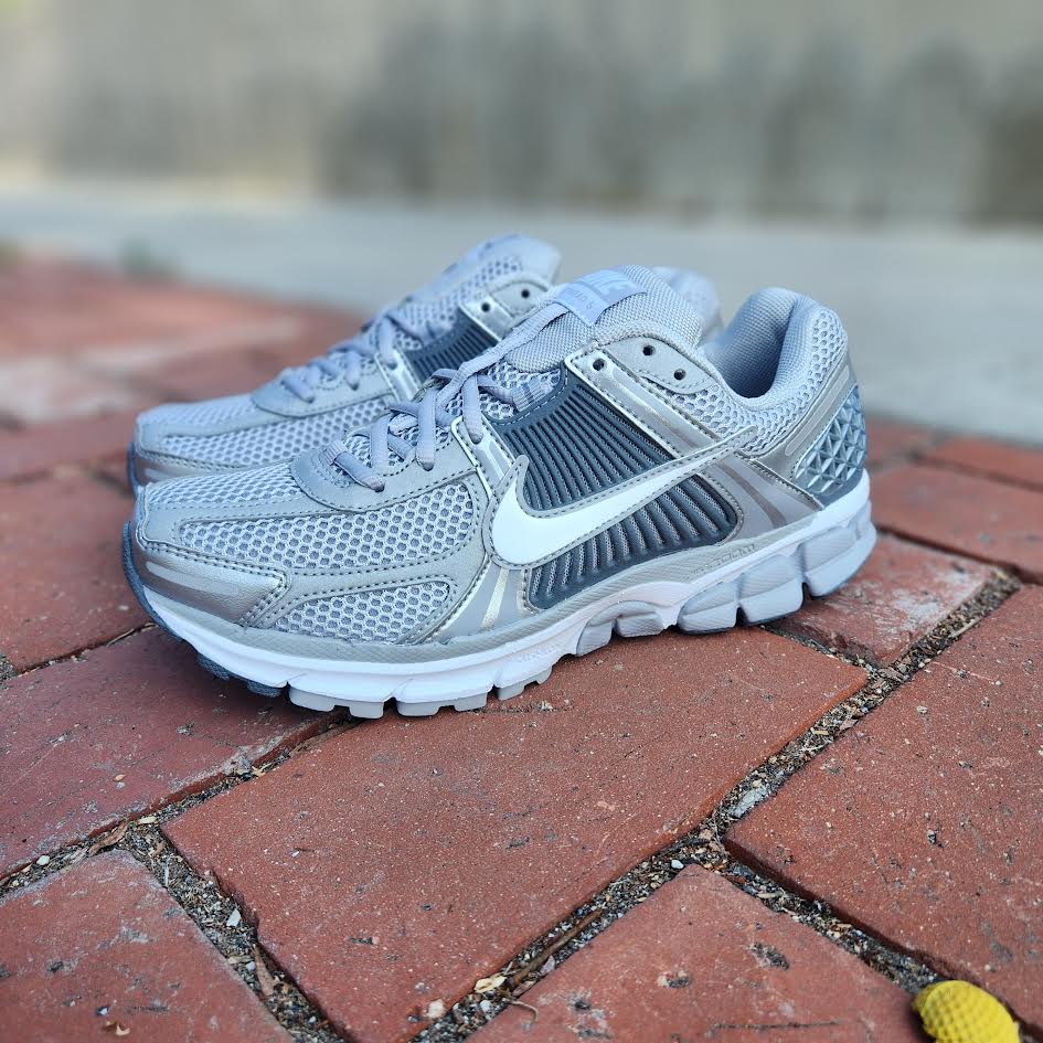 Nike Zoom Vomero 'METALLIC GREY' - Main Image