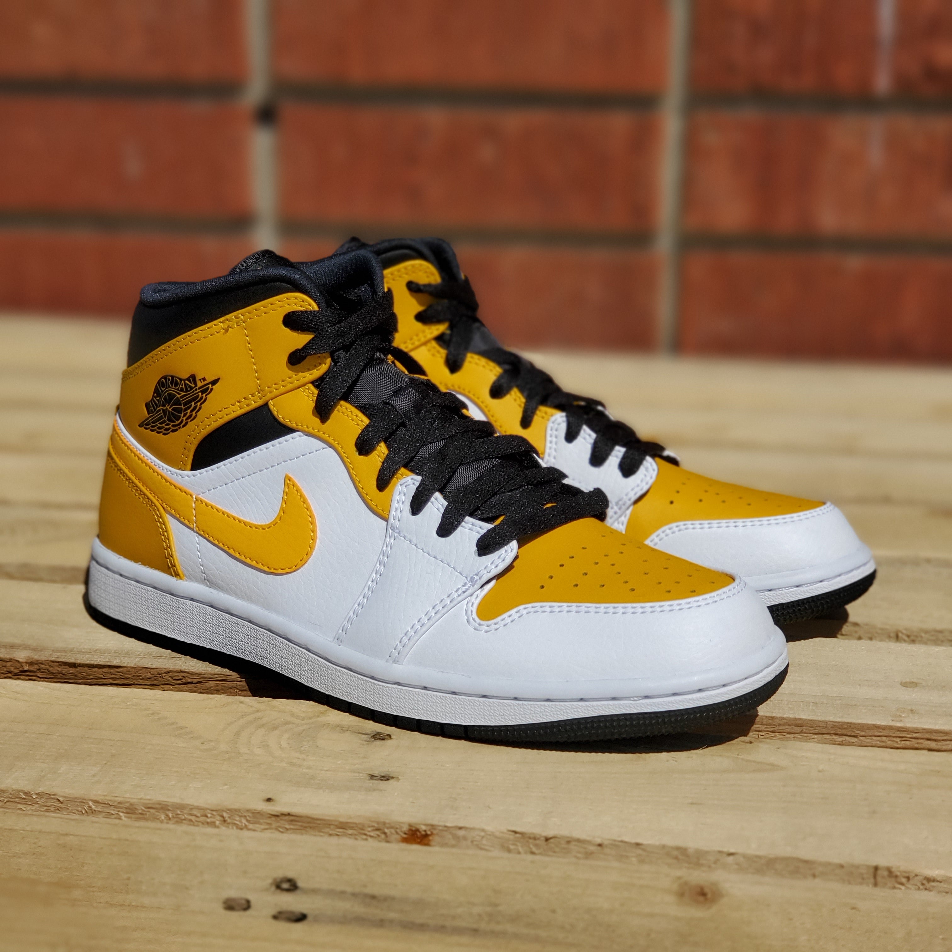 AIR JORDAN 1 MID UNIVERSITY GOLD – PRIVATE SNEAKERS display picture 1