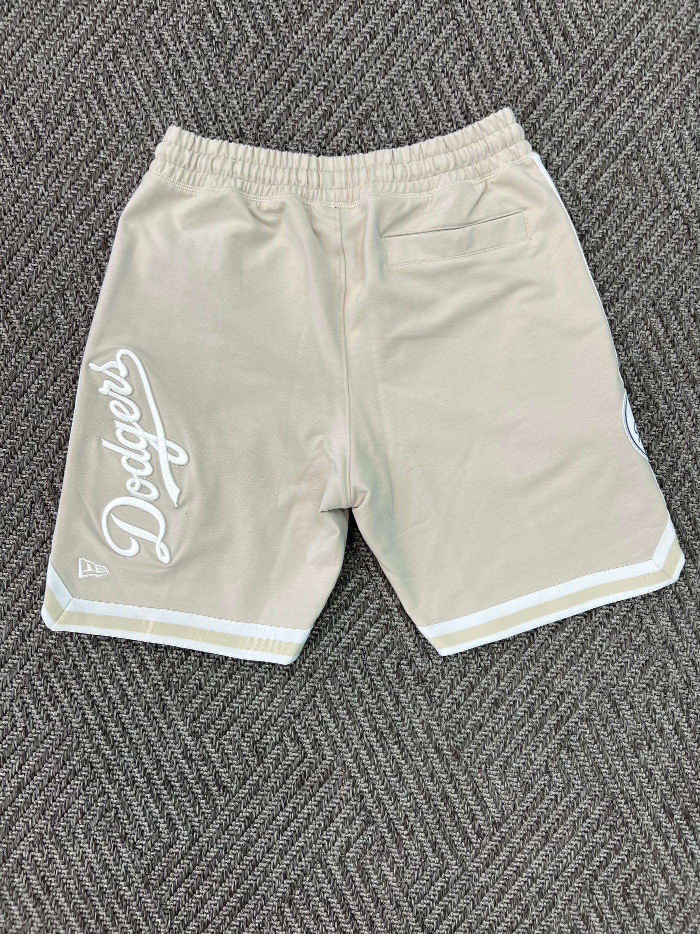 NEW ERA M LOGO SELECT SHORTS LOS DODGERS STONE WHITE
