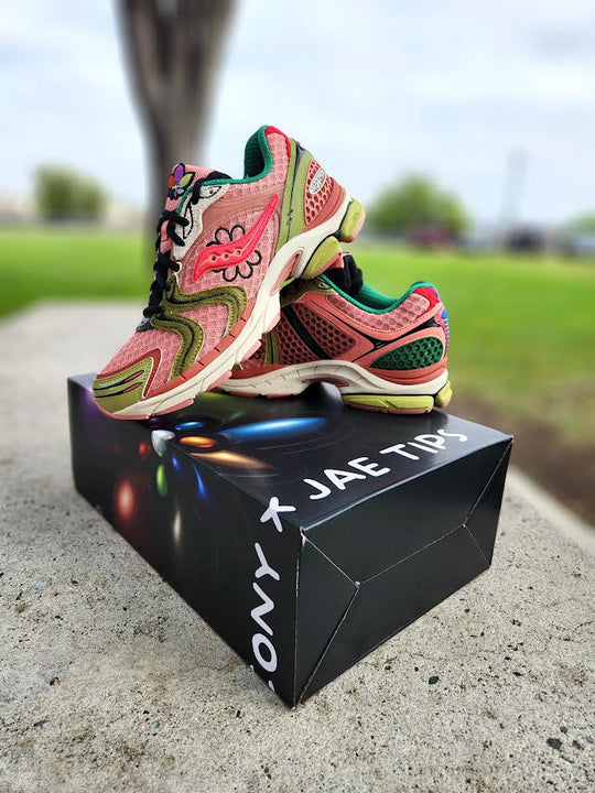 SAUCONY PROGRID TRIUMPH 4 JAE TIPS FLOWERS GROW UPTOWN VIRGINIA