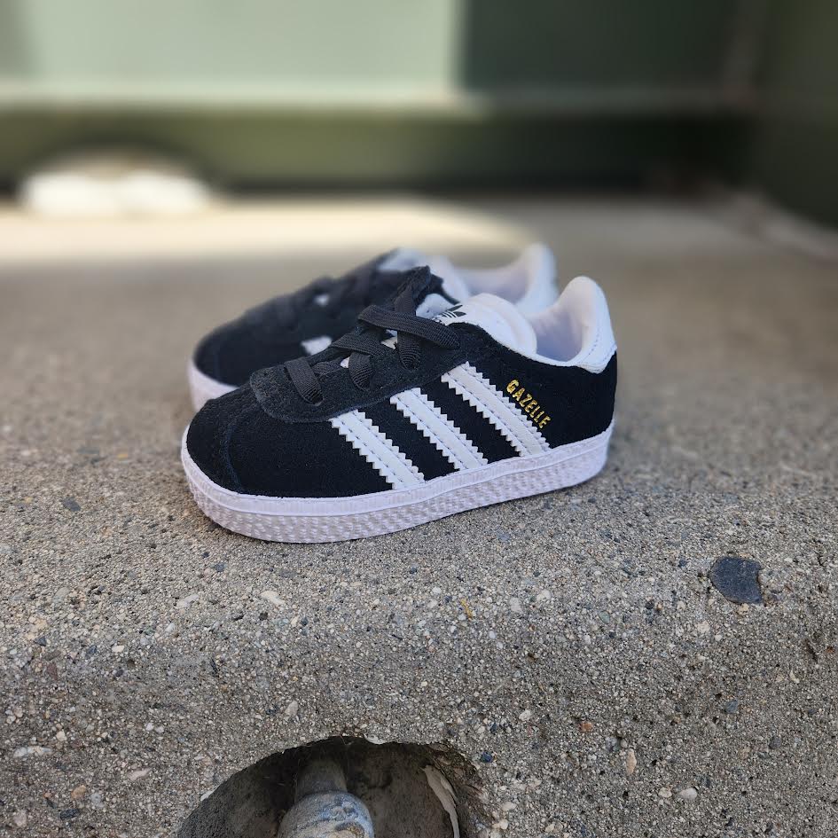 adidas Boys Originals Gazelle - Running Shoes White/Black/White Size 04.0 adidas Boys Originals Gazelle - Running Shoes White/Black/White Size 04.0