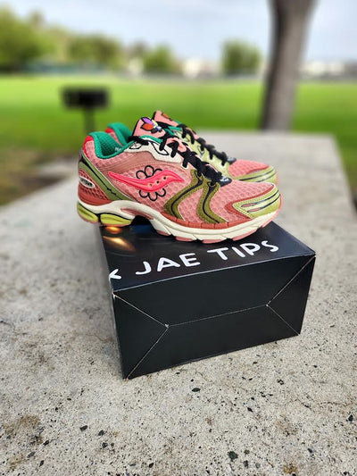 SAUCONY PROGRID TRIUMPH 4 JAE TIPS FLOWERS GROW UPTOWN VIRGINIA CREEPER