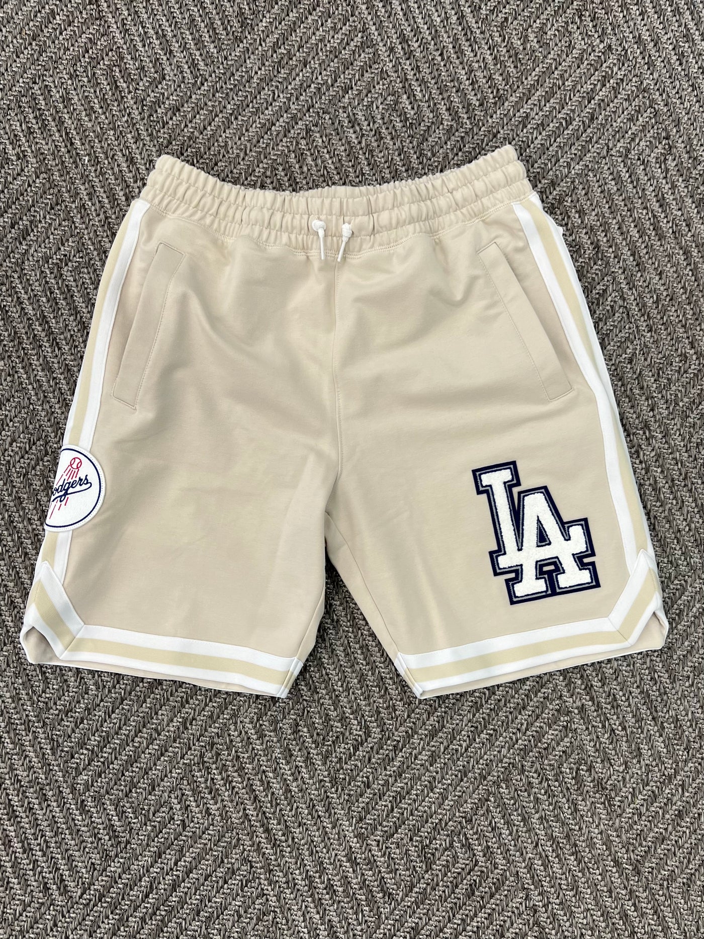 NEW ERA M LOGO SELECT SHORTS LOS DODGERS STONE WHITE