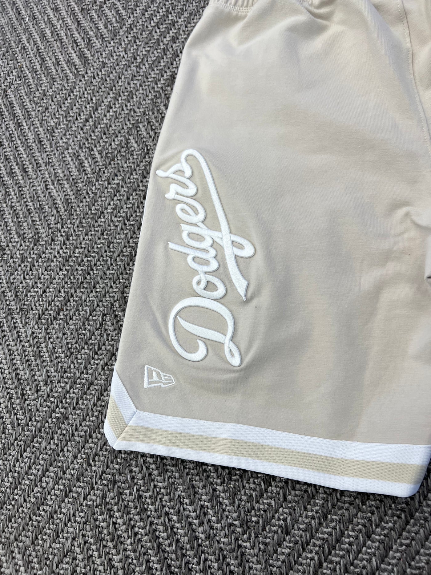 NEW ERA M LOGO SELECT SHORTS LOS DODGERS STONE WHITE