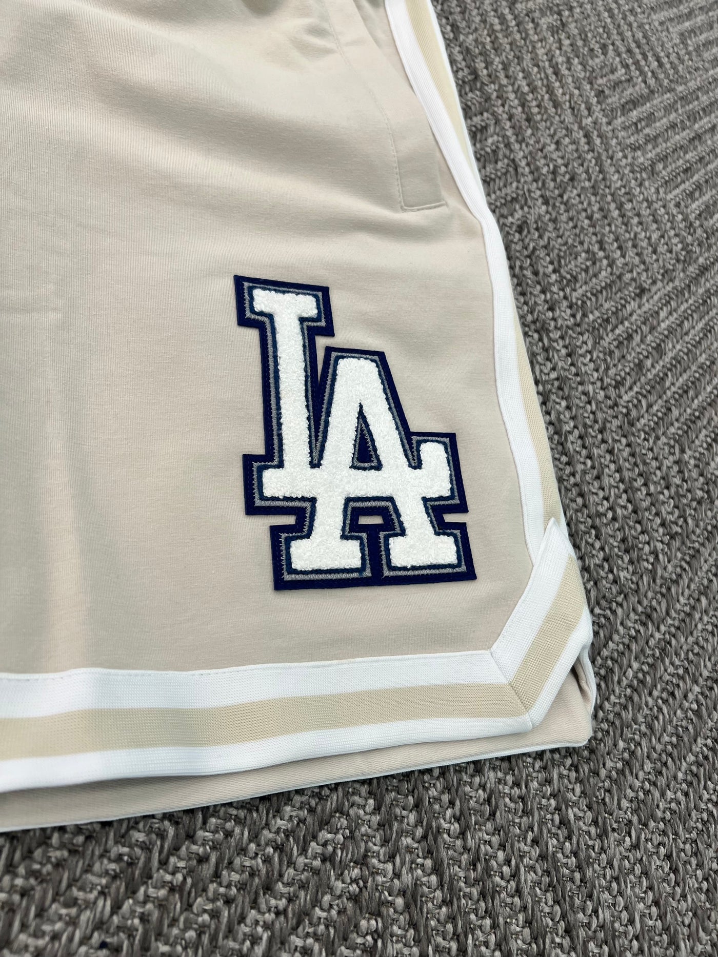 NEW ERA M LOGO SELECT SHORTS LOS DODGERS STONE WHITE