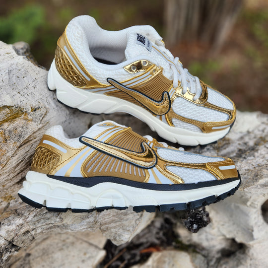 GOLD 30.新品、箱ありNIKE AIR ZOOM VOMERO14 Nike Zoom Vomero 5 Metallic Gold HF7723-001 Women's Size 12W