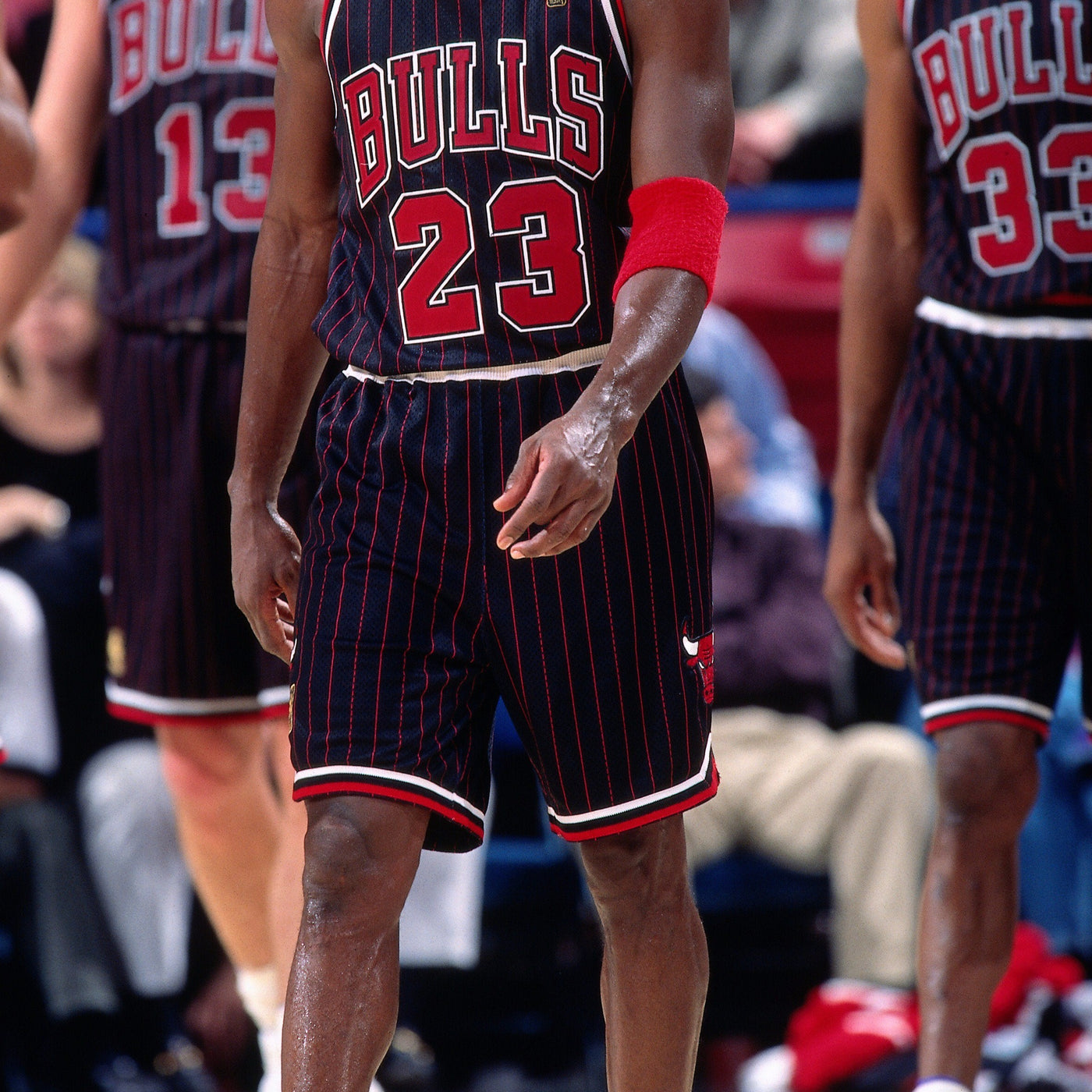  Mitchell & Ness NBA Alternate Swingman Shorts Bulls 96-97 Black  MD : Sports & Outdoors