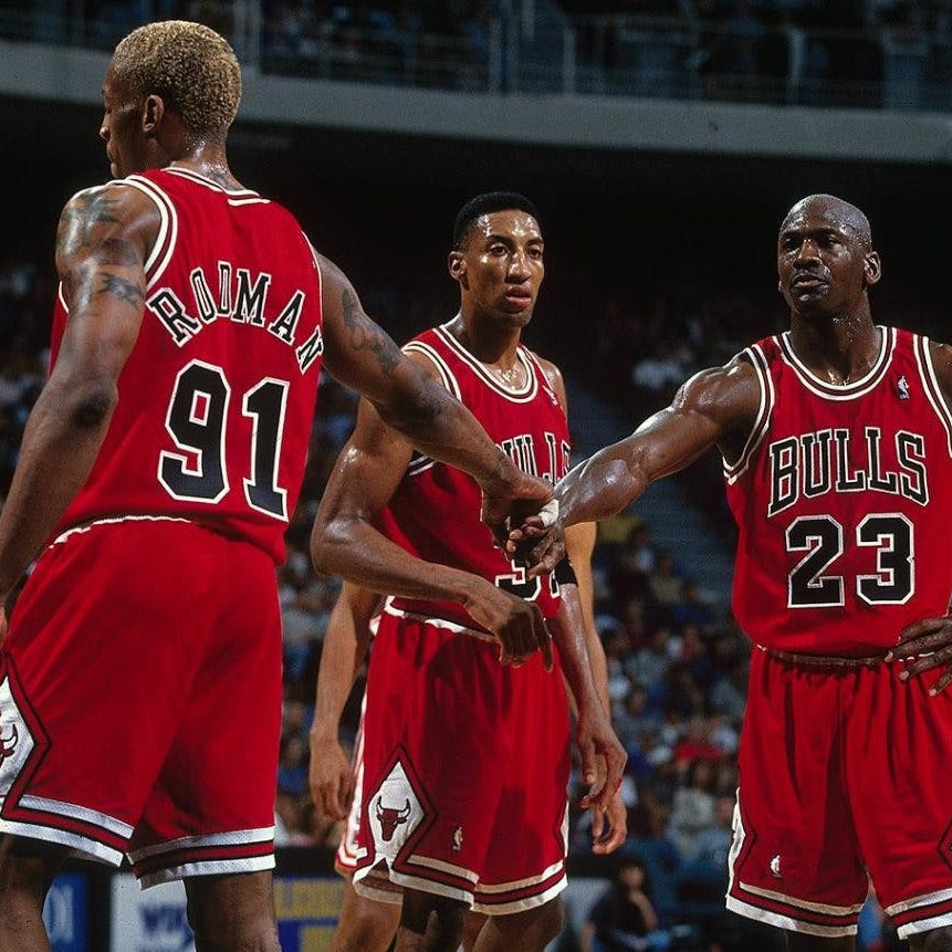 Mitchell & Ness Mens NBA Chicago Bulls Swingman Shorts Shorts  SMSHGS18223-CBUSCAR97 Scarlet
